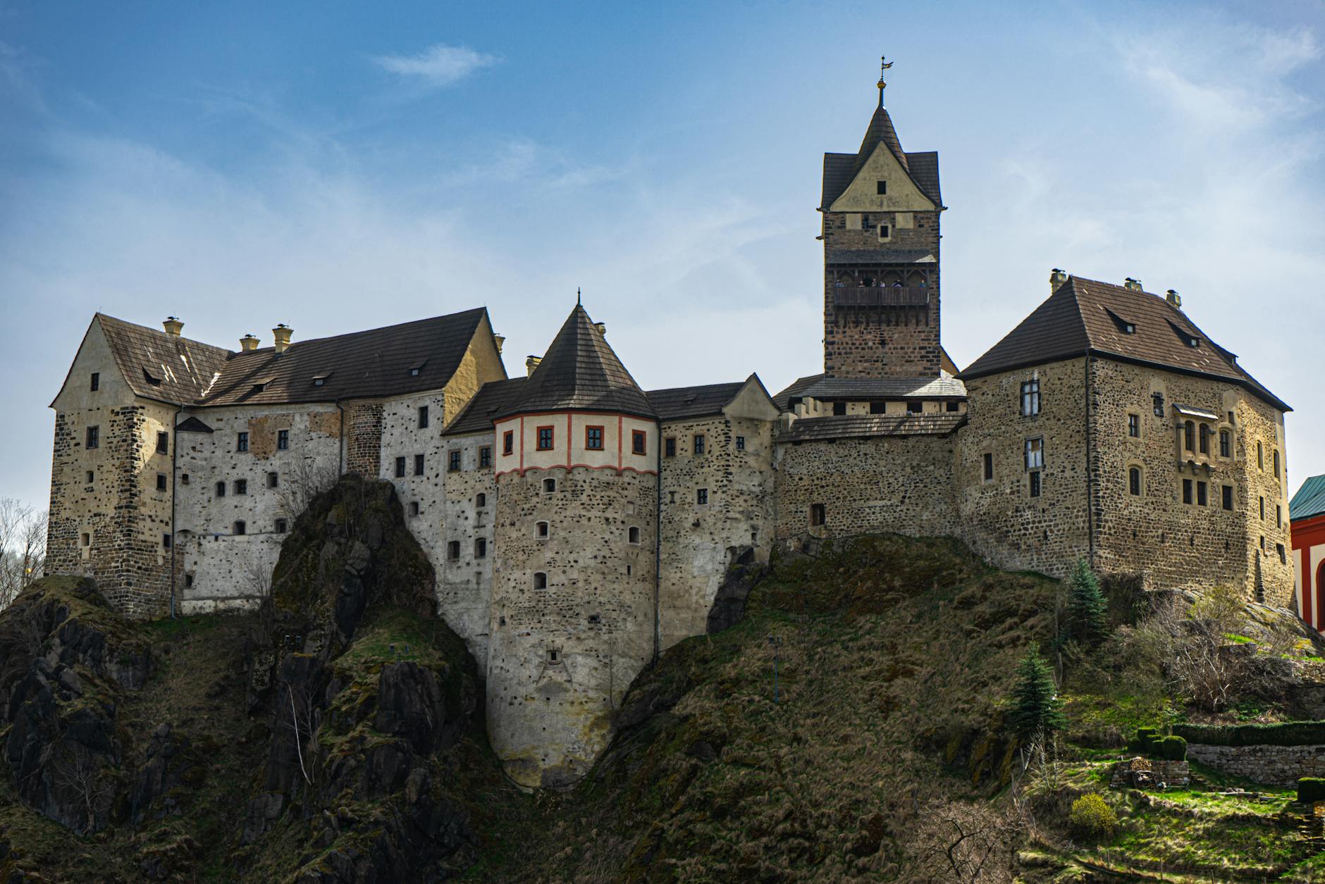 Gotycki zamek na skalistym klifie w słoneczny dzień