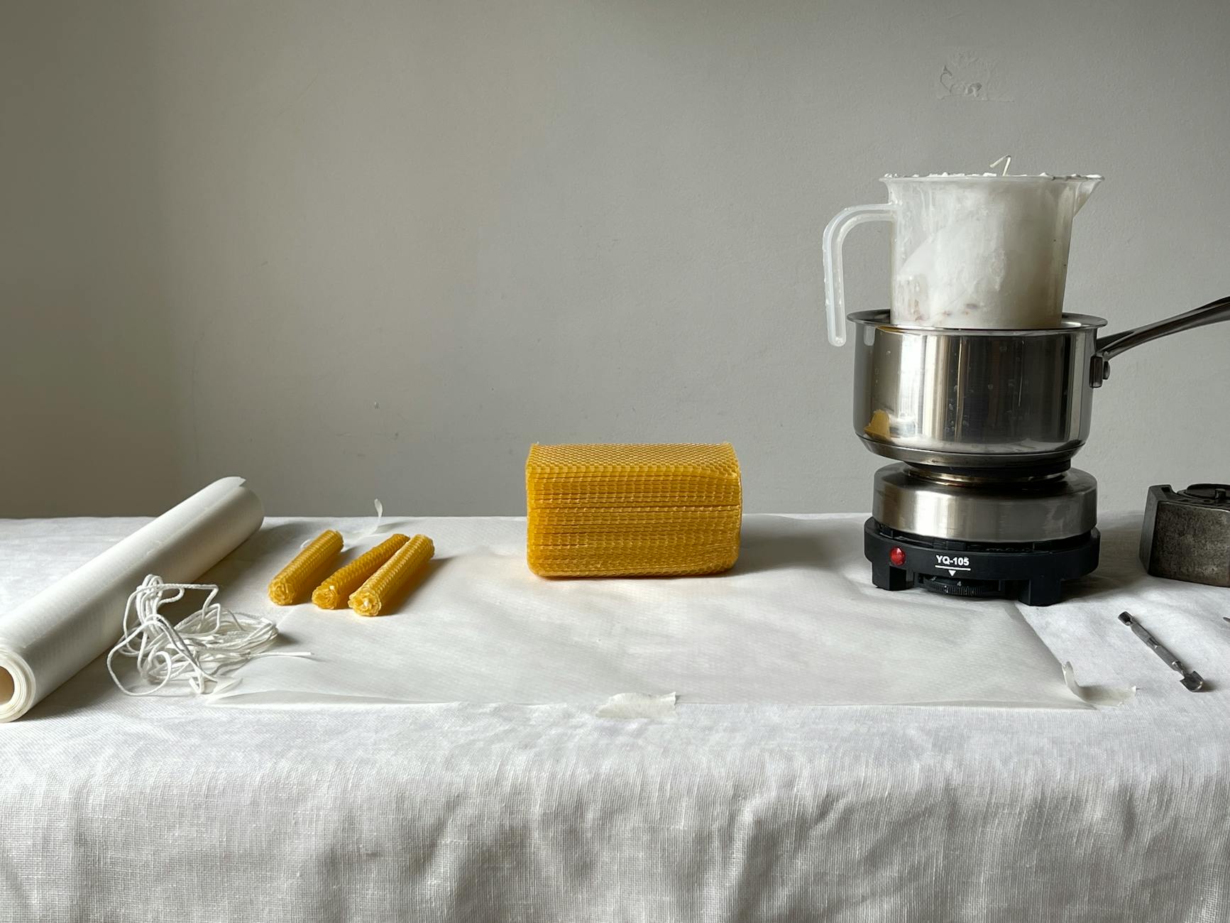 Materiały i narzędzia do robienia świec z wosku pszczelego na stole Materiały i narzędzia do robienia świec z wosku pszczelego na stole