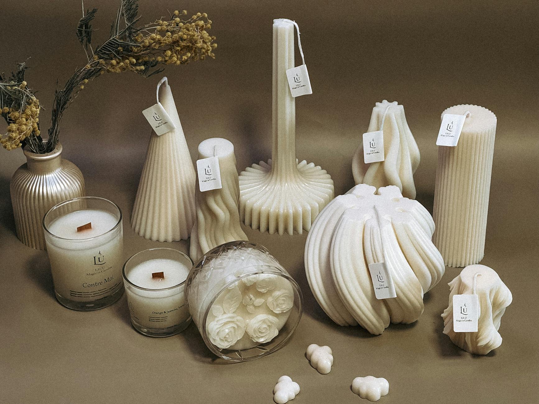 Skomplikowane ozdobne świece rzeźbione w różnych kształtach na stole Skomplikowane ozdobne świece rzeźbione w różnych kształtach na stole