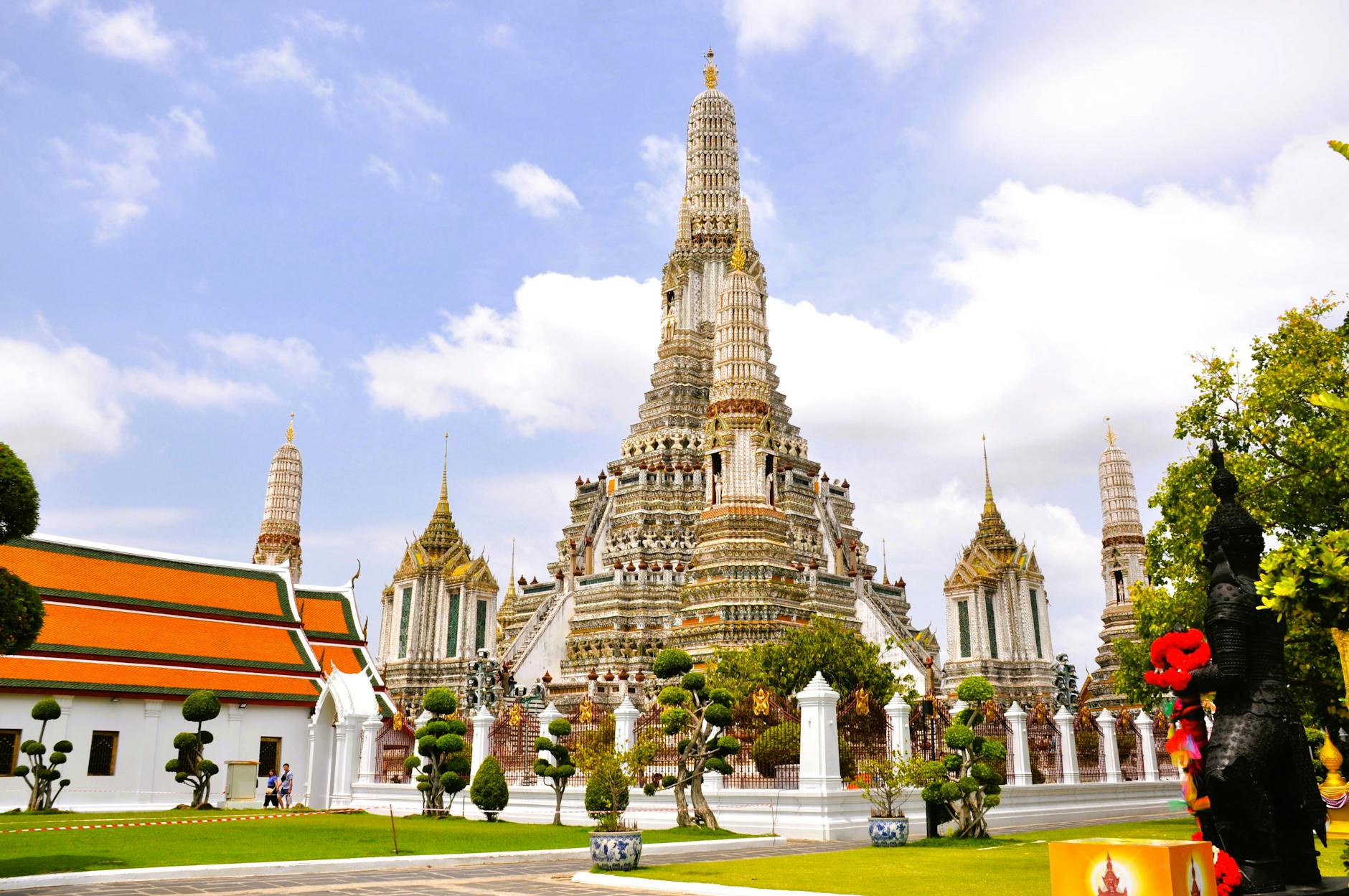 Świątynia Wat Arun w Bangkoku na tle błękitnego nieba