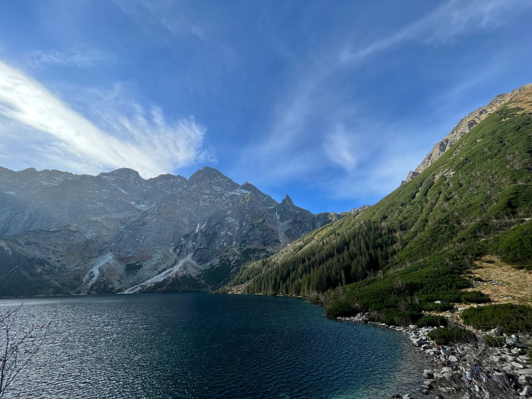 Morskie Oko otoczone skalistymi Tatrami i gęstym lasem