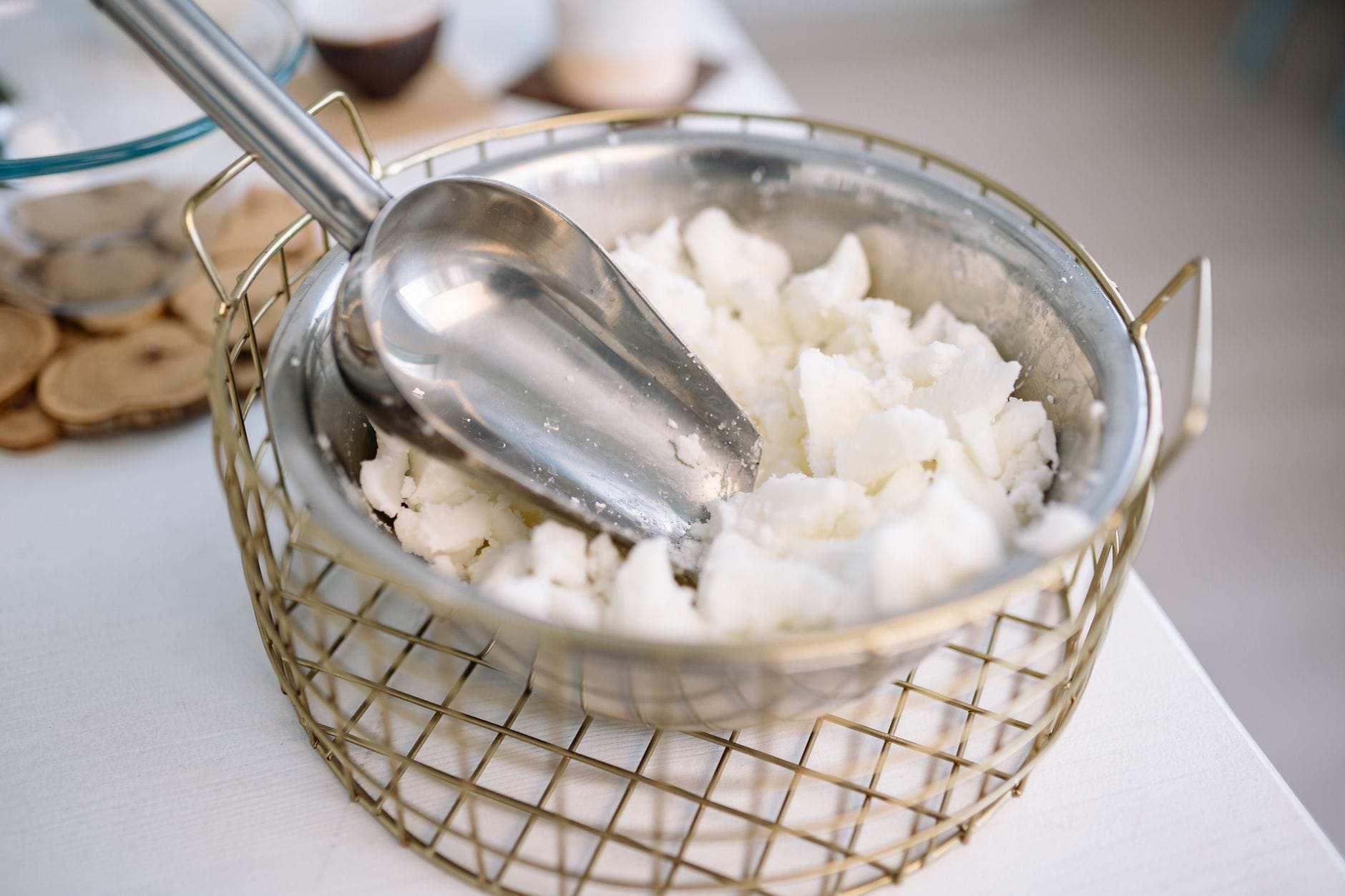 Miska ze stali z woskiem do świec i łyżką do nabierania Miska ze stali z woskiem do świec i łyżką do nabierania