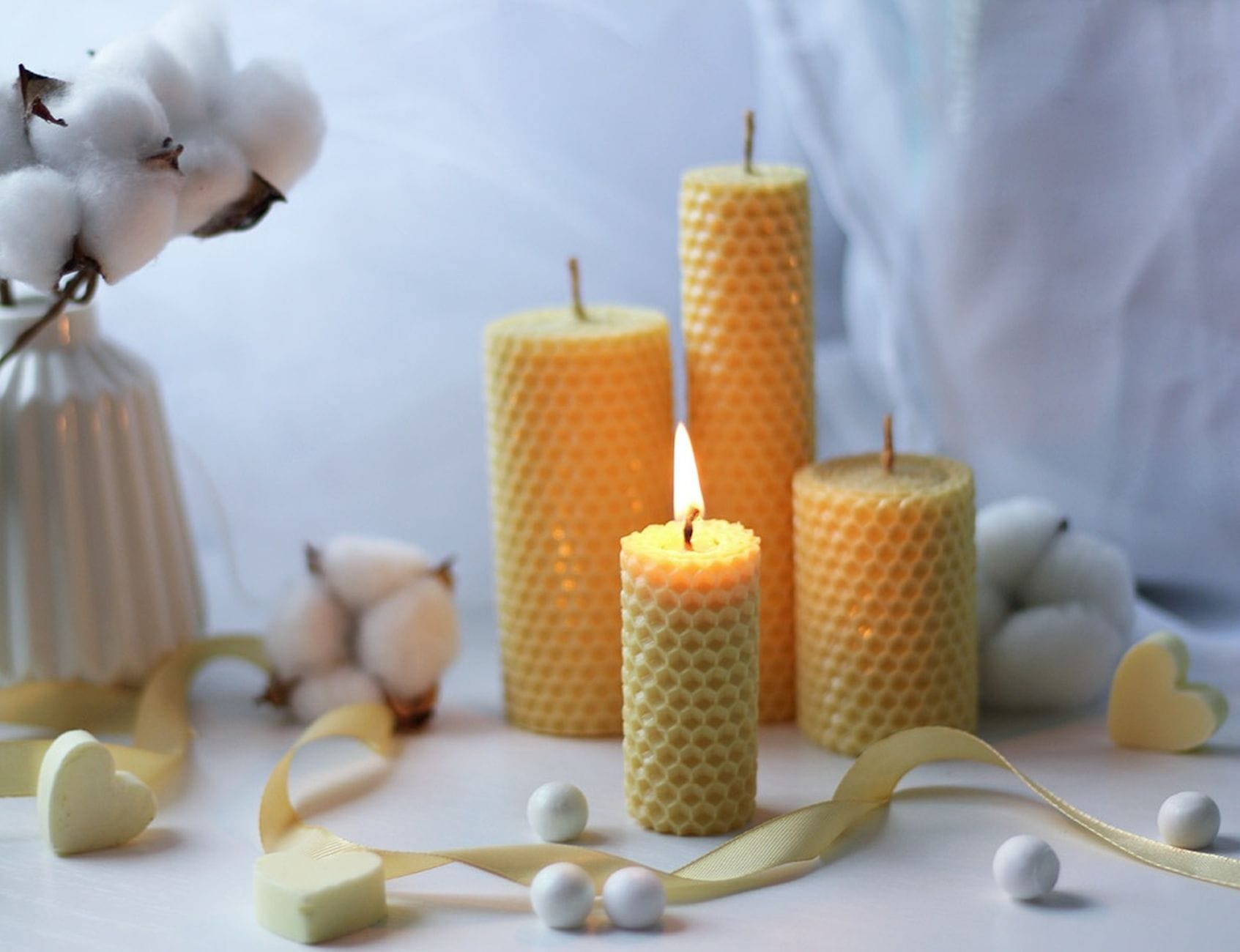 Przytulne wnętrze z palącymi się aromatycznymi świecami z wosku pszczelego Przytulne wnętrze z palącymi się aromatycznymi świecami z wosku pszczelego